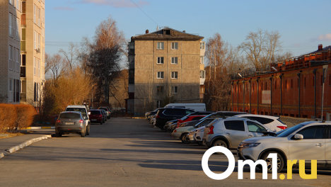 В Омске женщина оставила свою пожилую мать в закрытой холодной квартире без еды