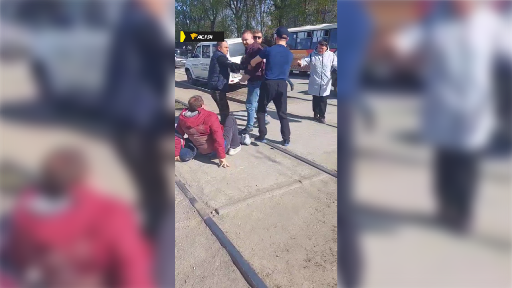 В Новосибирске водитель набросился с кулаками на пешехода из-за сделанного замечания. ВИДЕО
