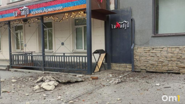 На Красном проспекте в Новосибирске демонтировали аварийный козырёк