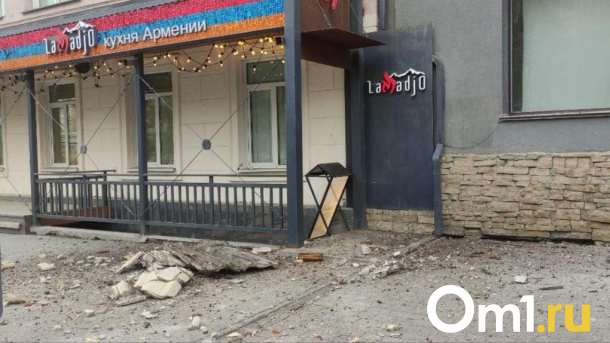 На Красном проспекте в Новосибирске демонтировали аварийный козырёк