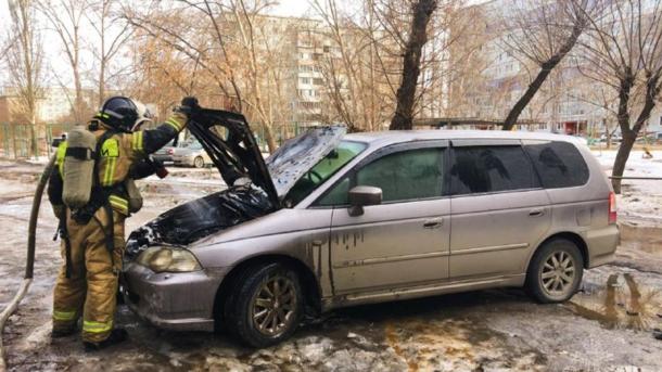 В Омске около дома загорелся автомобиль