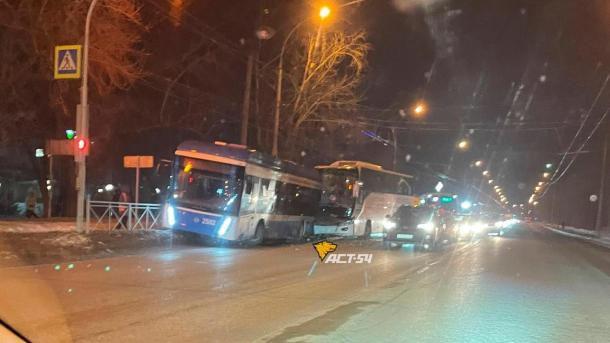Пассажирка автобуса пострадала в ДТП с троллейбусом в Новосибирске