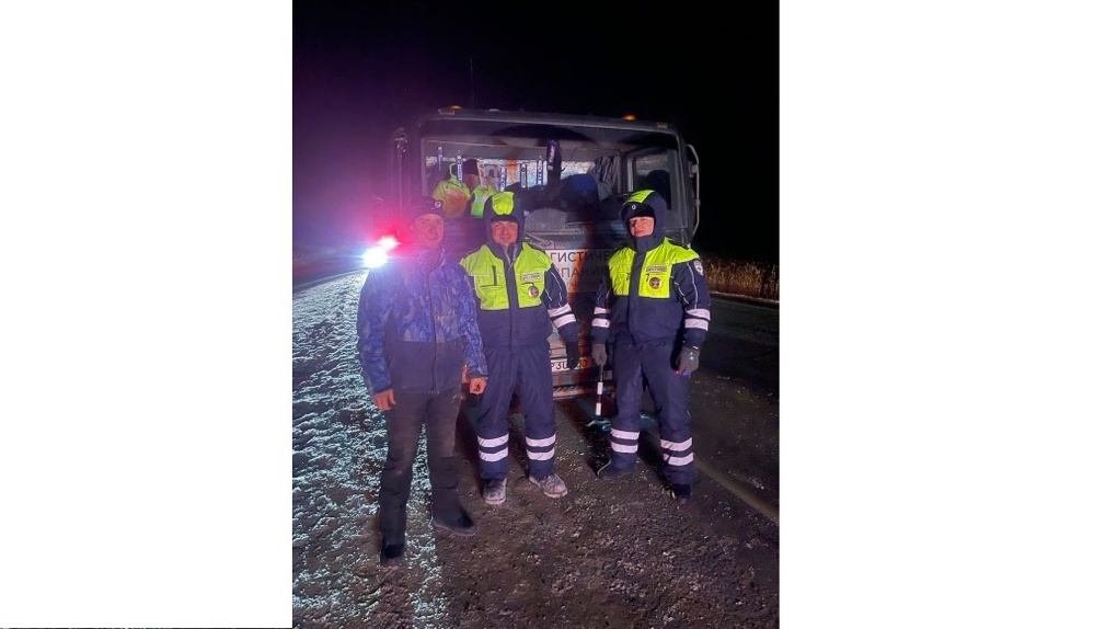Полицейские помогли замёрзшему дальнобойщику, у которого сломалась фура на трассе «Омск-Тюмень»