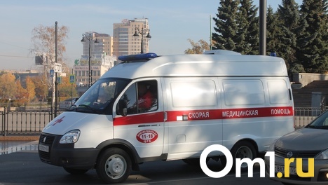 Пострадала фельдшер. В Омске с дороги слетела машина скорой
