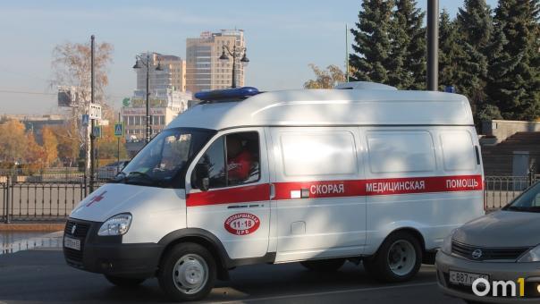 Пострадала фельдшер. В Омске с дороги слетела машина скорой