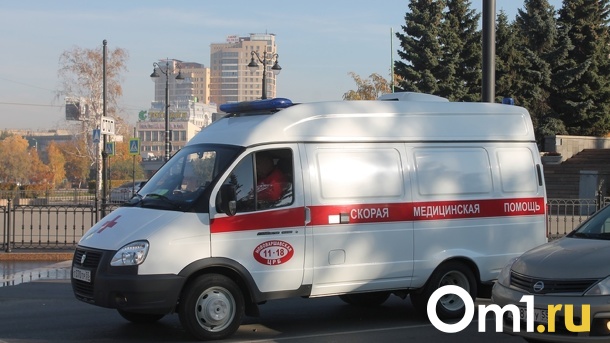 Пострадала фельдшер. В Омске с дороги слетела машина скорой