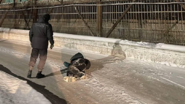 Мигрант, оторвавший шлагбаум, поскользнулся и сломал рёбра в Новосибирске