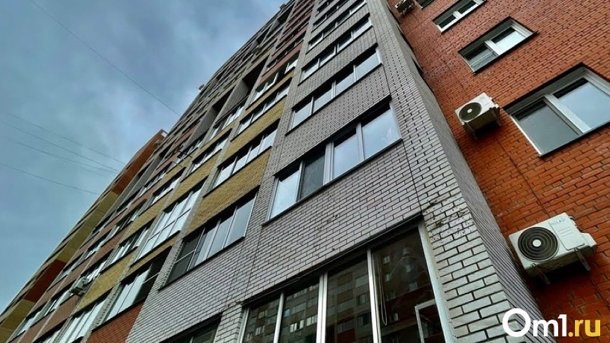 На Левобережье на краю крыши омской девятиэтажки заметили детей