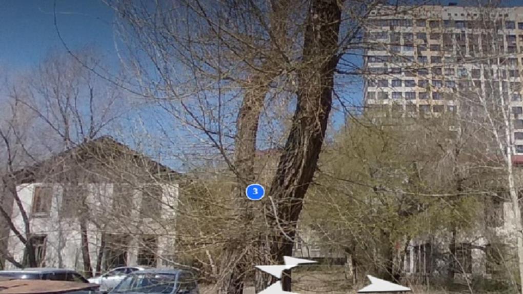 В центре Омска сгорел аварийный дом рядом с элитной многоэтажкой