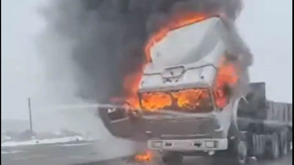 Горящий КамАЗ: в Омской области загорелся салон грузовика