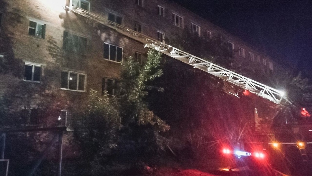 «Эвакуировали из опасной зоны с помощью спасательной верёвки»: в Омске произошёл пожар в пятиэтажке