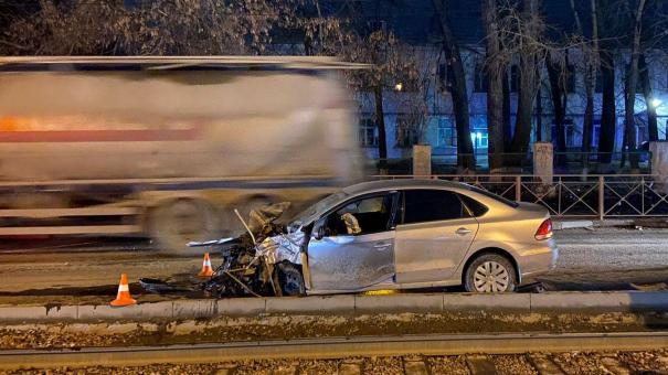 Искры посыпались, бетон раскрошился: водитель Volkswagen Polo врезался в столб в Новосибирске