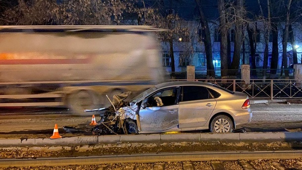 Искры посыпались, бетон раскрошился: водитель Volkswagen Polo врезался в столб в Новосибирске