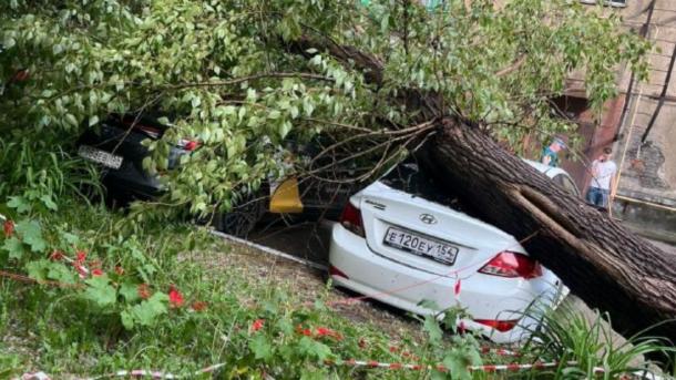 Аварийные службы устраняют последствия сильного шторма в Новосибирске