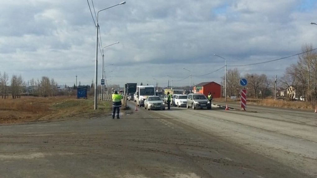На въезде в Омск образовалась пробка – у водителей требуют справку от работодателя