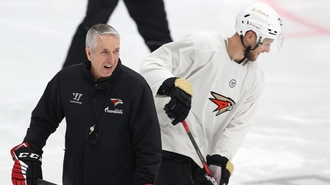 «Ребята будто сломали ноги»: Боб Хартли рассказал об игре омского «Авангарда» без Покки и Каски