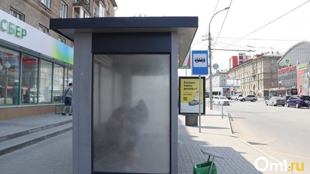 В Омске полицейские спасли женщину, которой стало плохо на остановке