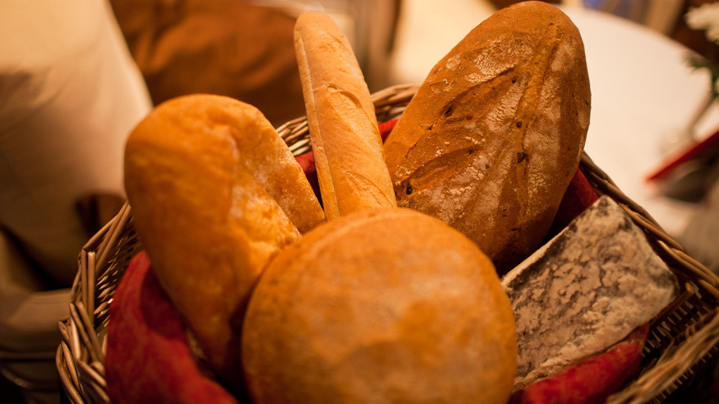 В магазинах Омской области нашли 86 кг некачественного хлеба и 80 кг несъедобных сладостей
