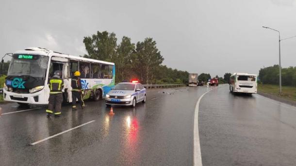 Шестеро в больнице: под Омском большегруз въехал в автобус с пассажирами