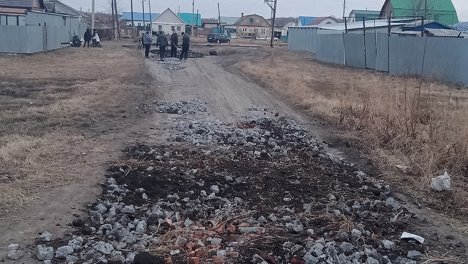 Вышли дети и старики: в Большереченском районе местные жители сами отремонтировали себе дорогу