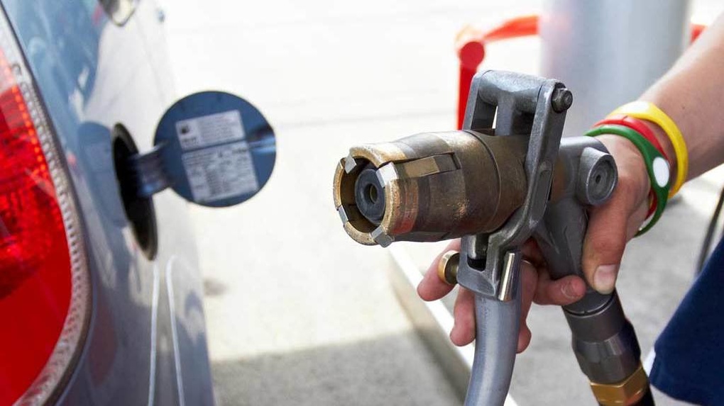 Газомоторное топливо на омских автозаправках подешевело до 16 рублей