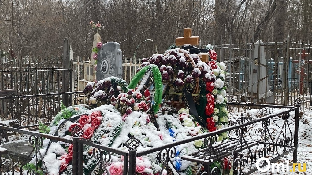 В Омске ритуальная фирма предлагает поздравить покойников с Новым годом
