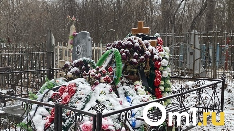 В Омске ритуальная фирма предлагает поздравить покойников с Новым годом