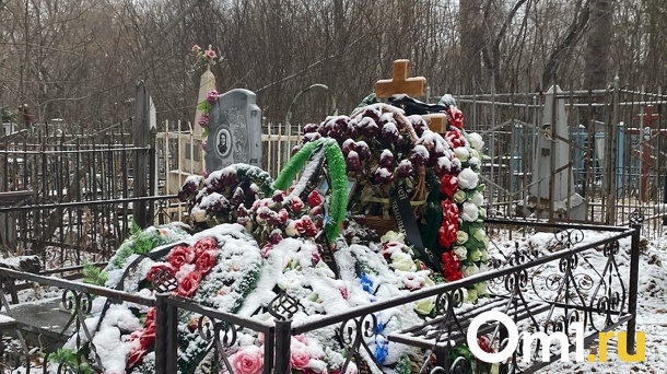 В Омске ритуальная фирма предлагает поздравить покойников с Новым годом