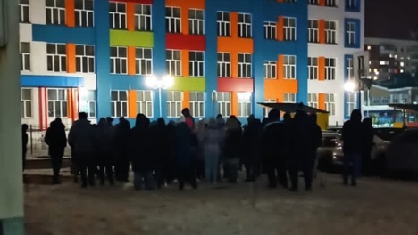 Омичи ночами стоят в очереди, чтобы записать детей в 1-й класс, хотя это можно сделать онлайн