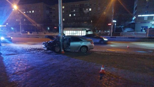 Новосибирец на автомобиле Toyota Camry влетел в световую опору на Красном проспекте