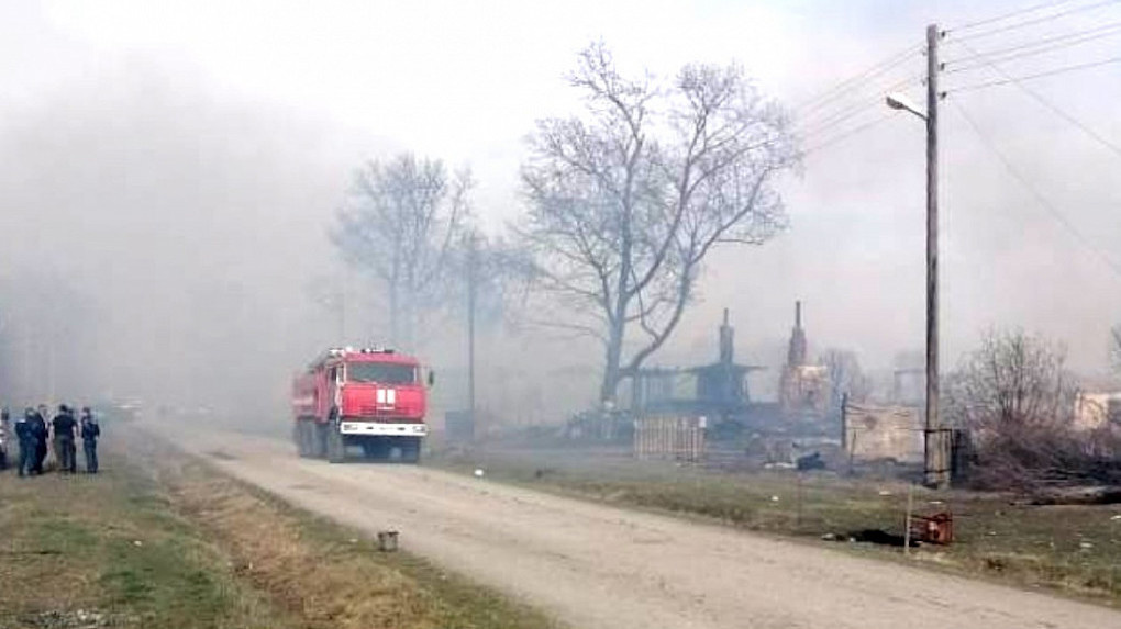 Крупный пожар уничтожил часть улицы в Новосибирской области
