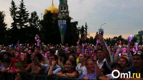 В Омске начинают устанавливать гигантский экран для трансляции концертов на День города