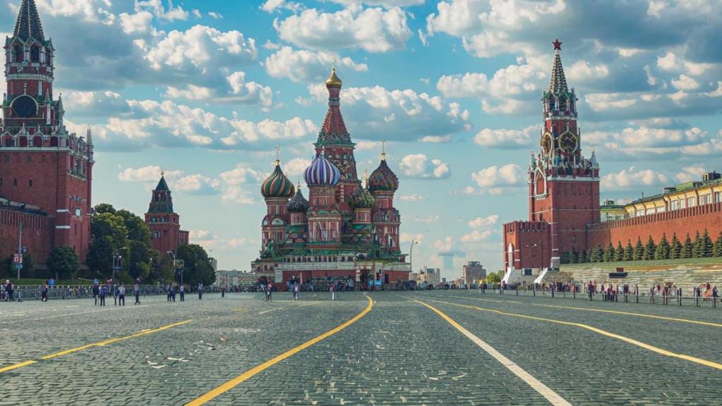 Семья из Новосибирска на Красной площади требует встречи с Путиным
