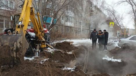 «Тепловая компания» устраняет порыв теплосети на улице Олимпийской