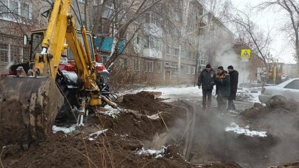 «Тепловая компания» устраняет порыв теплосети на улице Олимпийской