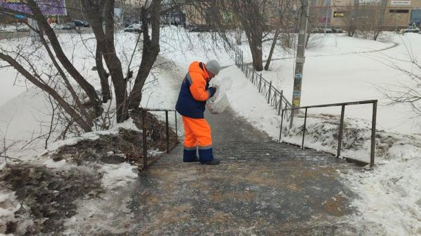 В Омске активно обрабатывают дороги против гололёда