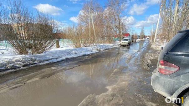 Из-за талой воды юные омичи не могут добраться до школы