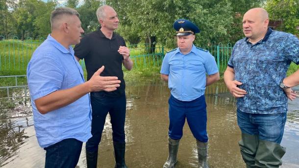 Мэр Омска Шелест прогулялся по затопленному Старому Кировску в резиновых сапогах