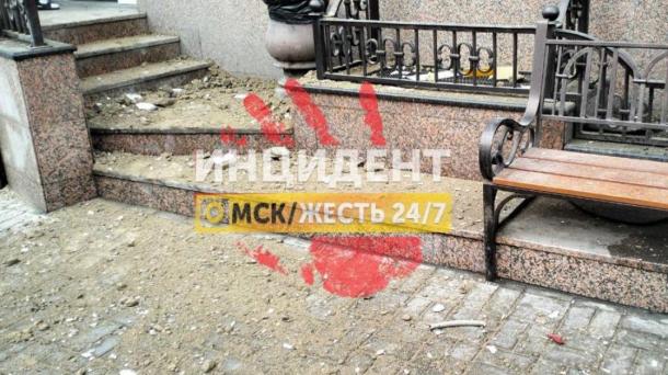 Кусок лепнины чудом не упал на голову прохожих в центре Омска