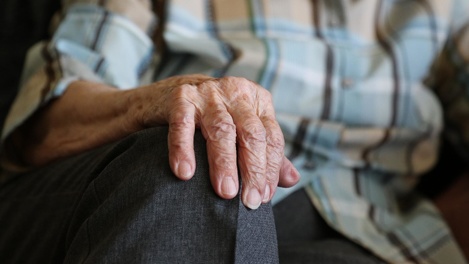 Спасибо, что не переехал! Омичка ищет водителя, который сбил её бабушку у торгового центра