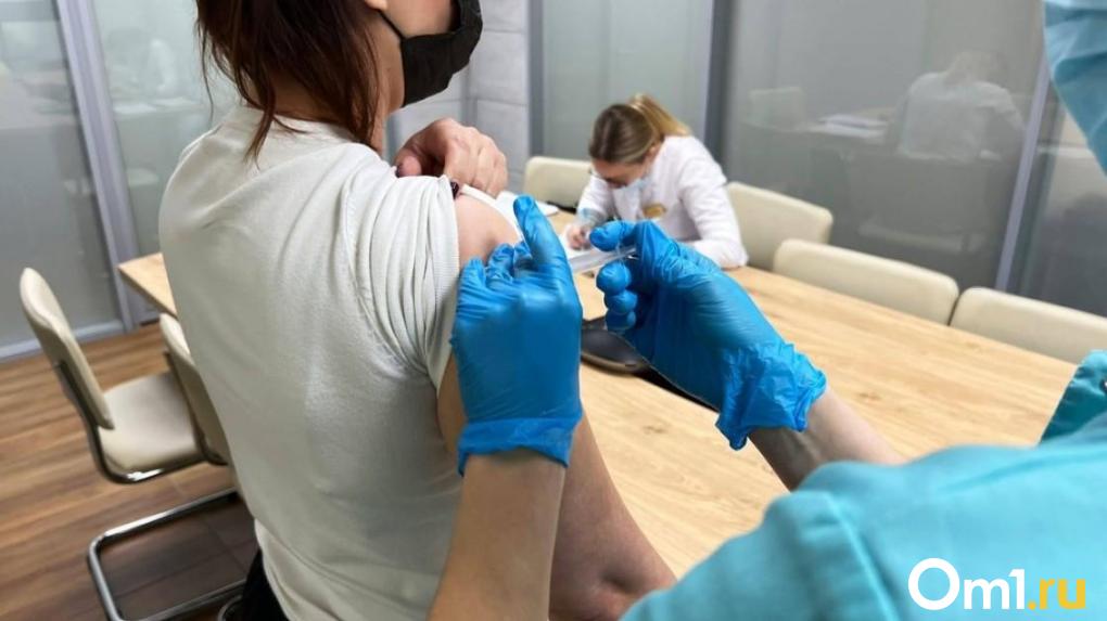 Вакцину от коронавируса в Омске не закупали с прошлой осени
