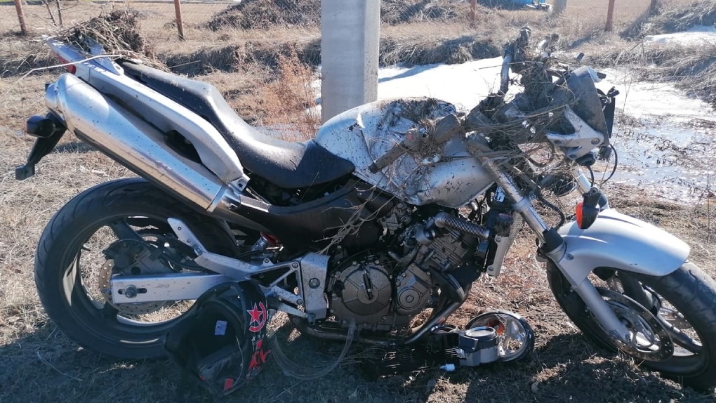 В Омской области мотоциклист врезался в столб