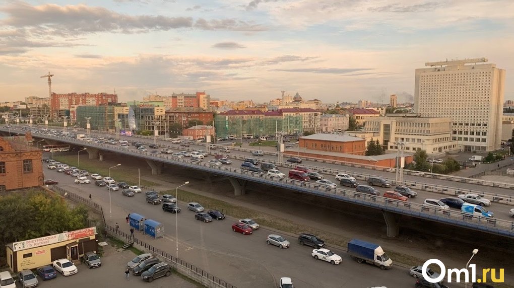 Из-за перекрытия Соборной площади центр Омска встал в жёстких пробках