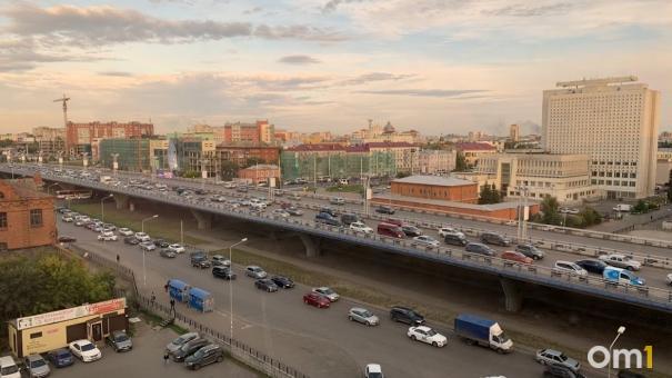 Из-за перекрытия Соборной площади центр Омска встал в жёстких пробках