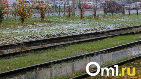 В Омске легковушка вылетела на трамвайные пути