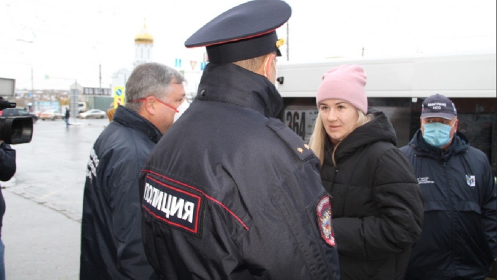27 новосибирцев без масок поймали в общественном транспорте: нарушители вызваны в полицию