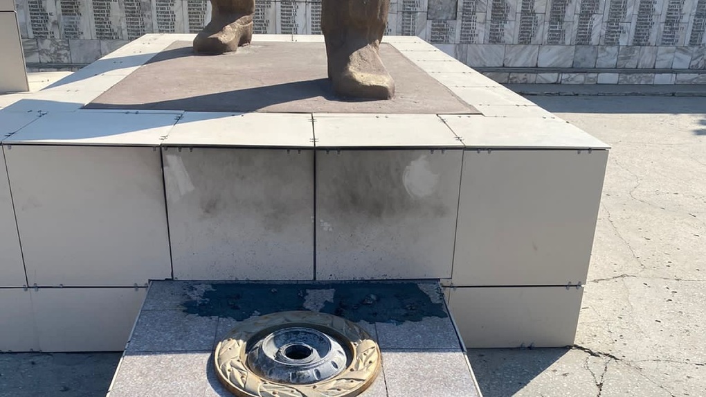Омичам, которые сожгли венки на памятнике погибшим солдатам, грозит до пяти лет лишения свободы