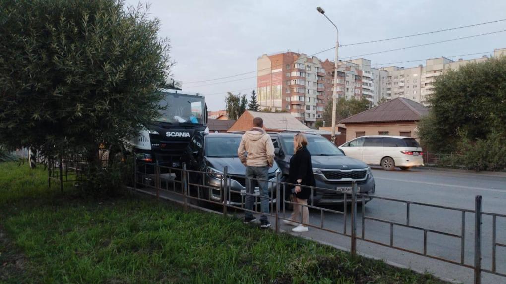 В Омске столкнулись мусоровоз, маршрутка и 2 легковушки