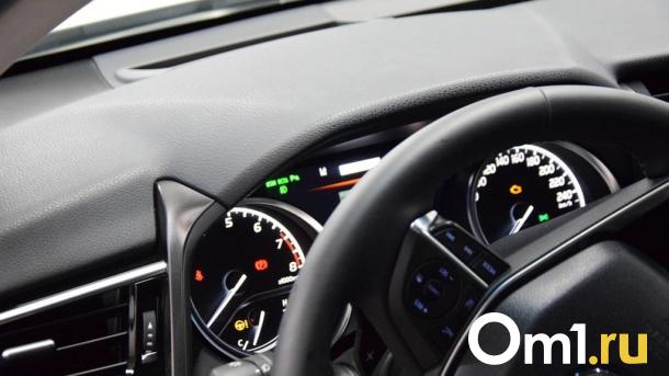 Омский таксист украл у клиента телефон и не хотел в этом признаваться