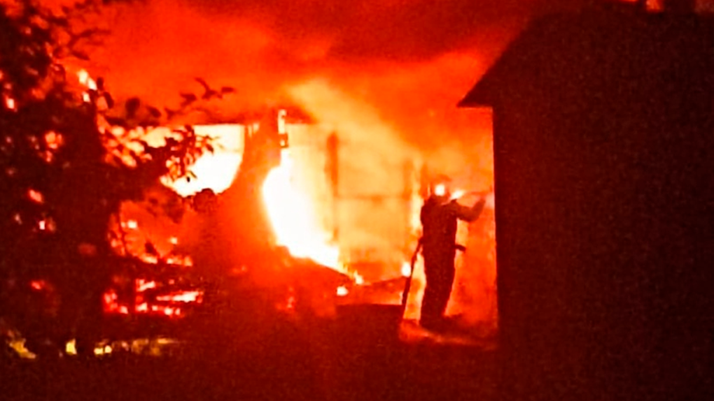«Купались и смотрели на полыхающее здание»: дом сгорел на глазах у хозяев в Новосибирске. ВИДЕО